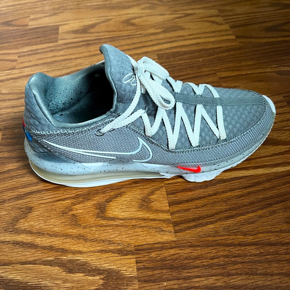 Lebron 17 low particle grey